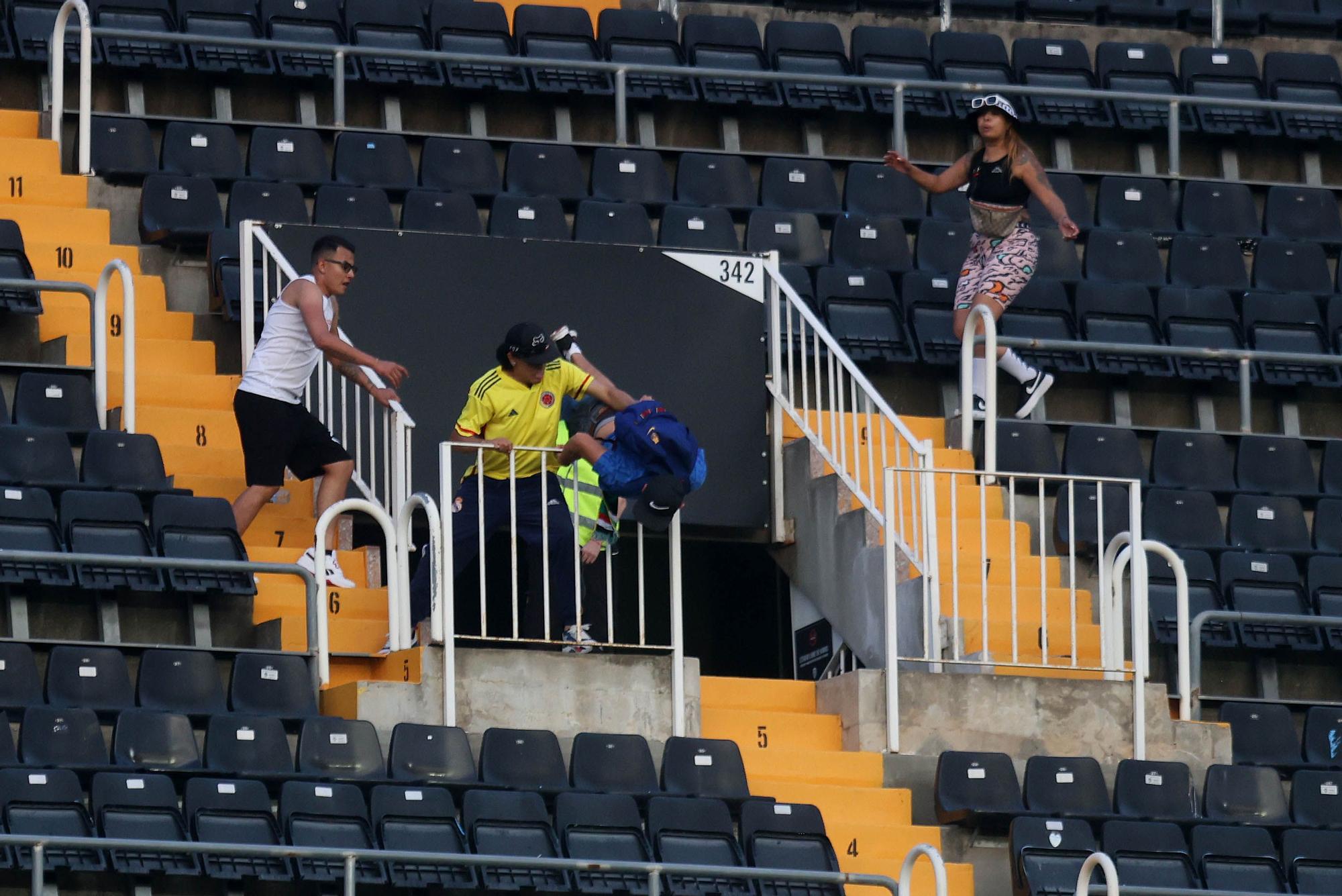 Las imágenes de la batalla campal en Mestalla