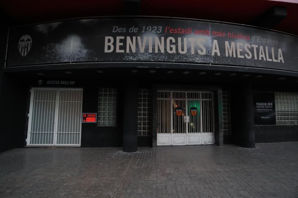 Protesta de los aficionados del Valencia CF contra de Meriton y Peter Lim