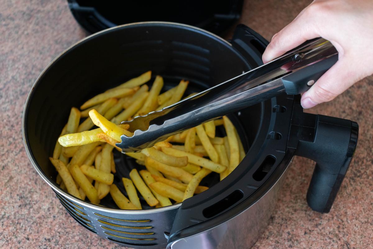 Patatas fritas en freidora de aire: el truco para que queden crujientes