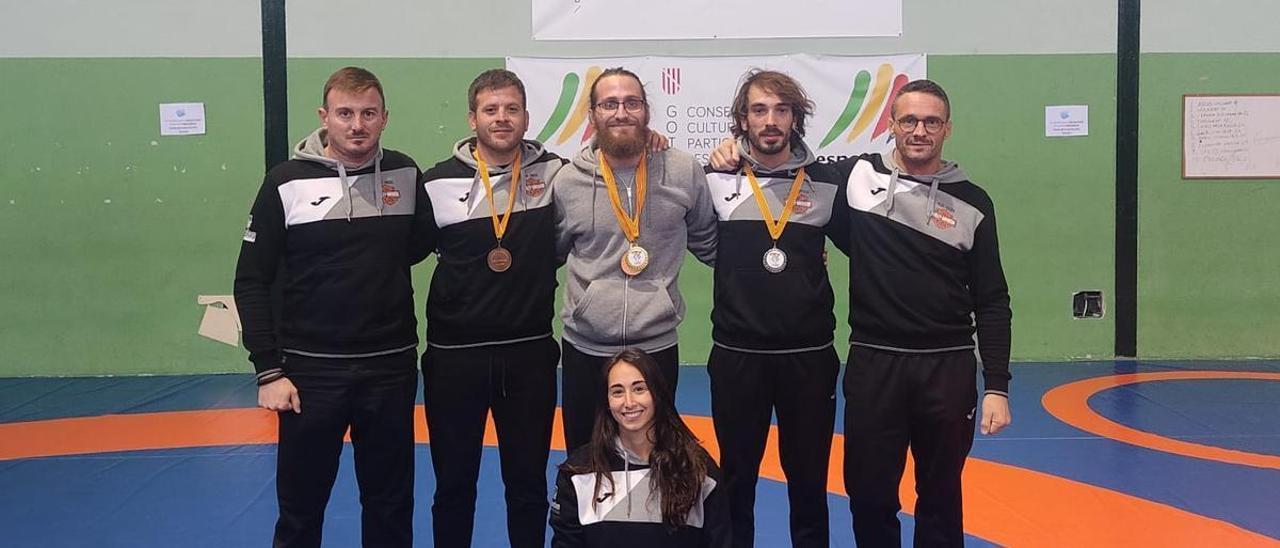 El equipo del Ibiza MMA Team luce su botín de medallas.