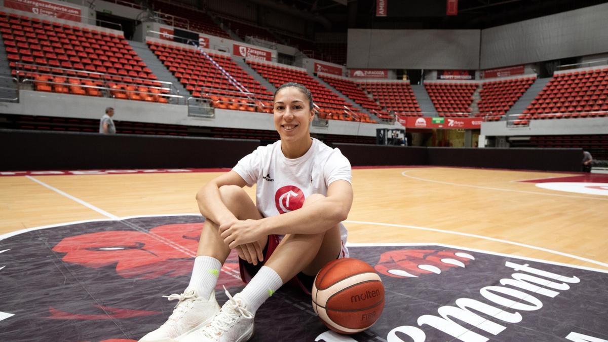 Laia Flores posa junto al balón en el pabellón Príncipe Felipe.