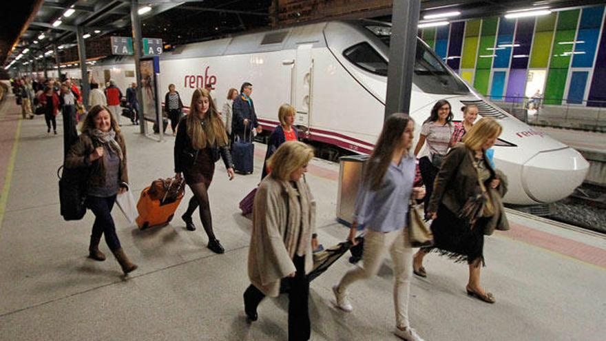 Pasajeros del tren Madrid-Vigo en Guixar. // Jorge Santomé