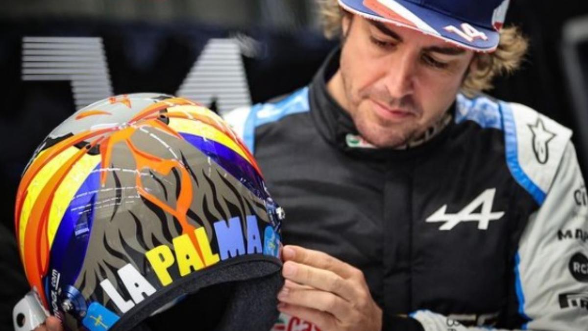 Fernando Alonso, con el casco conmemorativo de La Palma