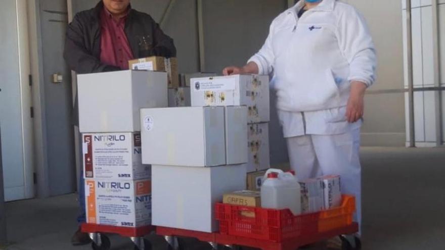 Entrega de material de la cofradía de Jesús Nazareno en el Hospital Virgen de la Concha