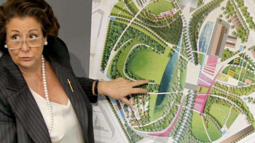 La alcaldesa de Valencia, Rita Barberá, muestra un panel con el proyecto elegido para el futuro Parque Central de Valencia, que dirigirá la paisajista norteamericana Kathryn Gustafson