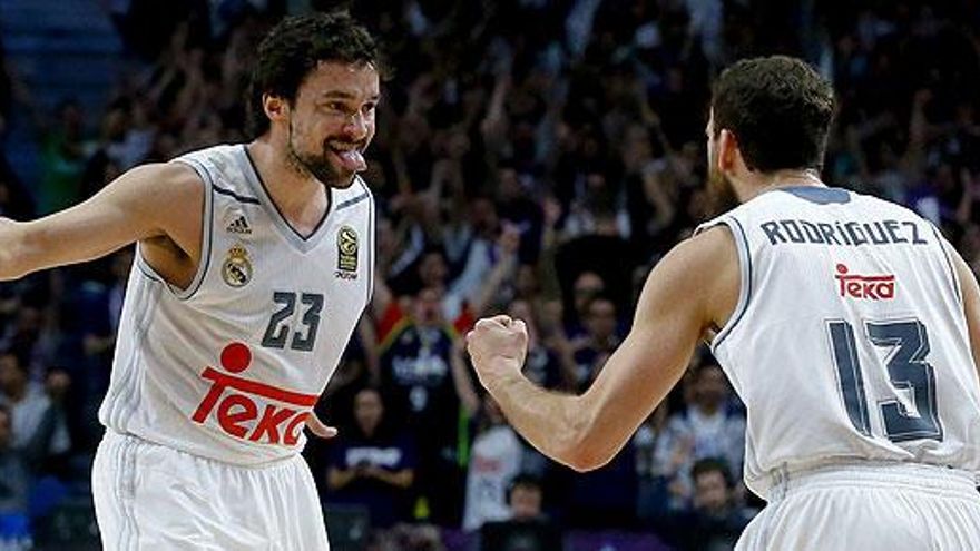 Llull y Rodríguez celebran el pase del Madrid.