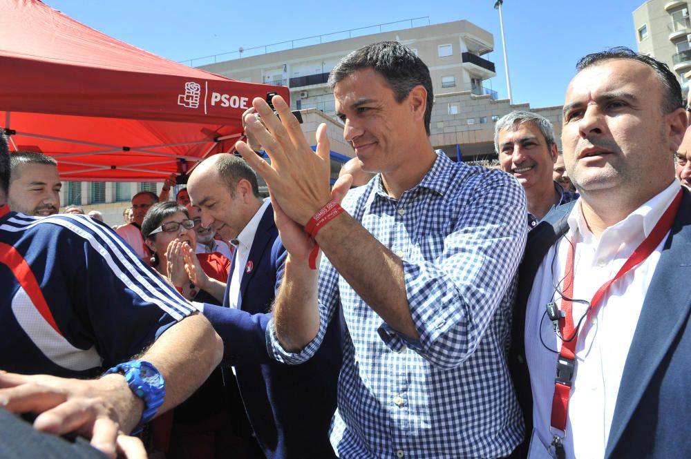 Pedro Sánchez abarrota el polideportivo de Carrús