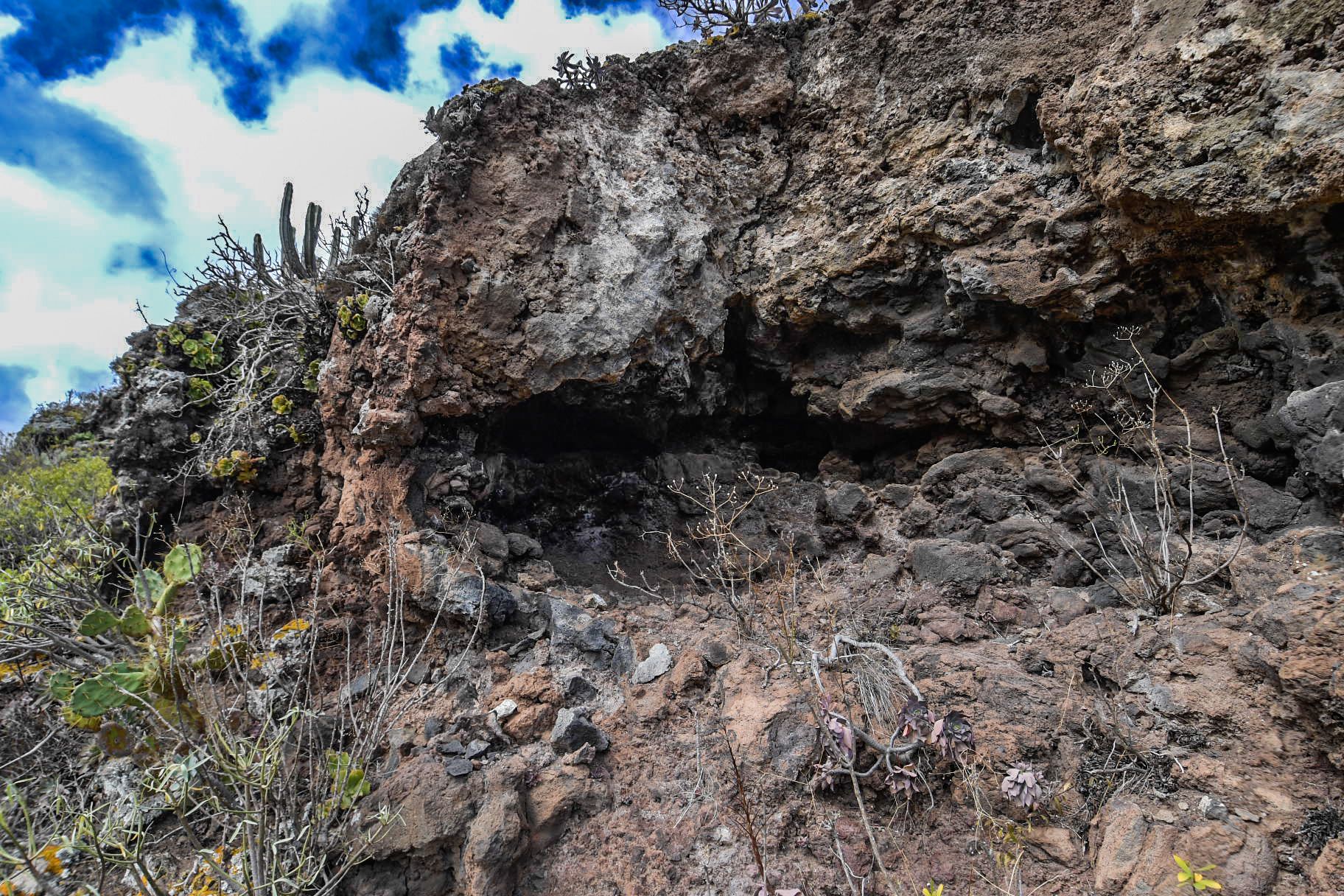 El anunciado proyecto de un centro de interpretación está cogiendo polvo desde hace años en algún cajón, al igual que la campaña de exploración. Y lo último han sido unos desprendimientos, que obligaron desde octubre a cerrar el paso a la zona, y que no han hecho más que castigar a un Bien de Interés Cultual (BIC) declarado en 2009. La Montañeta, en Moya.