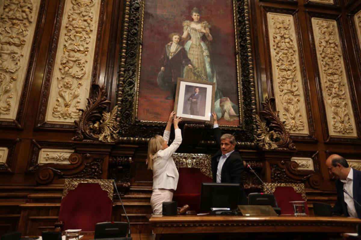 Alberto Fernández Díaz sosté una foto del rei Felip en el lloc on hi havia el bust del rei Joan Carles, aquest divendres a l’Ajuntament de Barcelona.