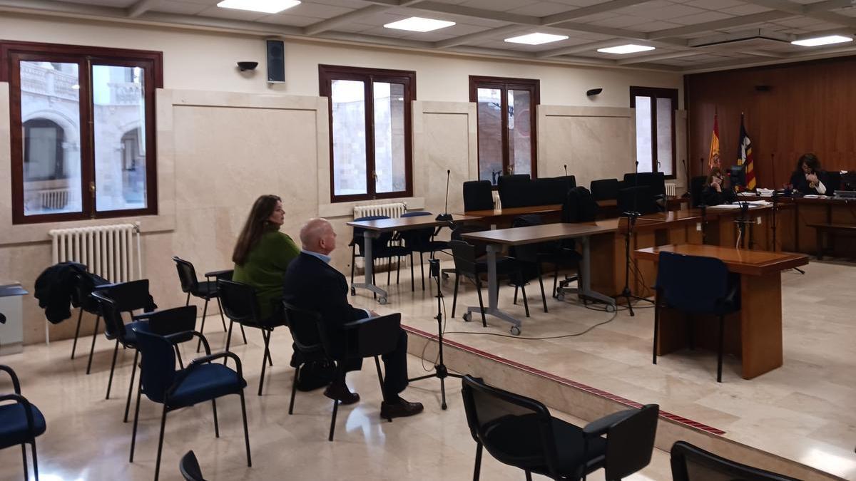 Los dos acusados durante el primer día del juicio, este lunes, en la Audiencia Provincial.