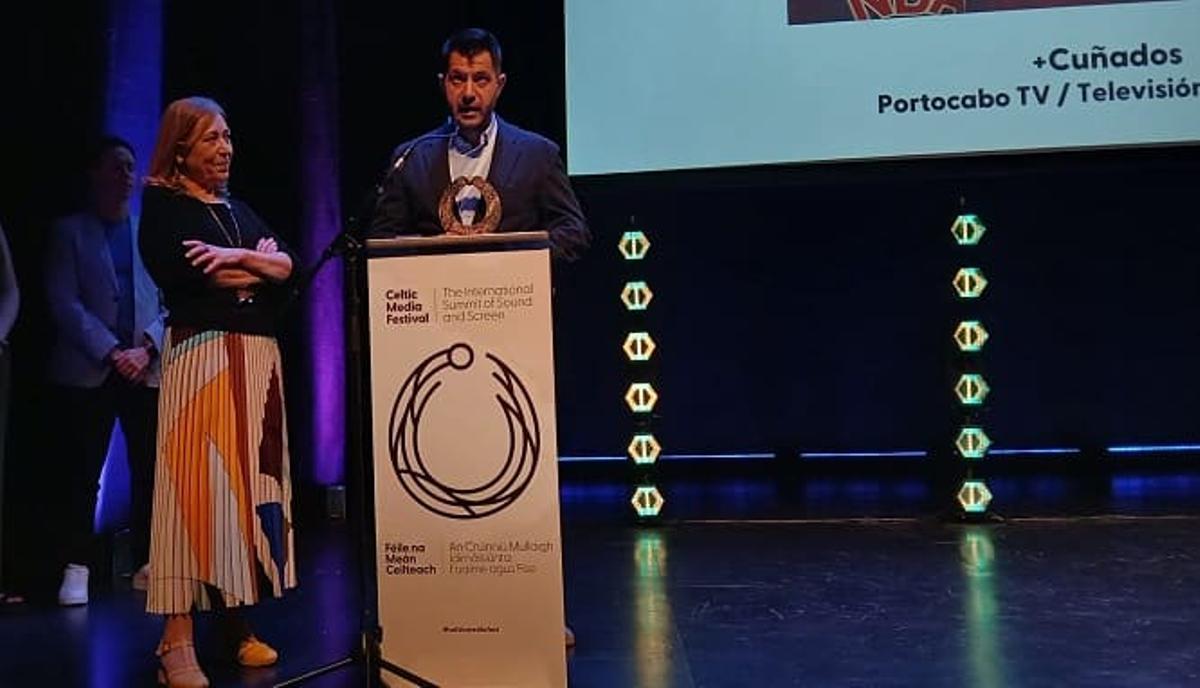 El productor Alfonso López, en representación de Portocabo, y la jefa de Contenidos de la Televisión de Galicia (TVG), Montse Besada, este miércoles, al recoger el premio a Mejor comedia en el Celtic Media Festival.
