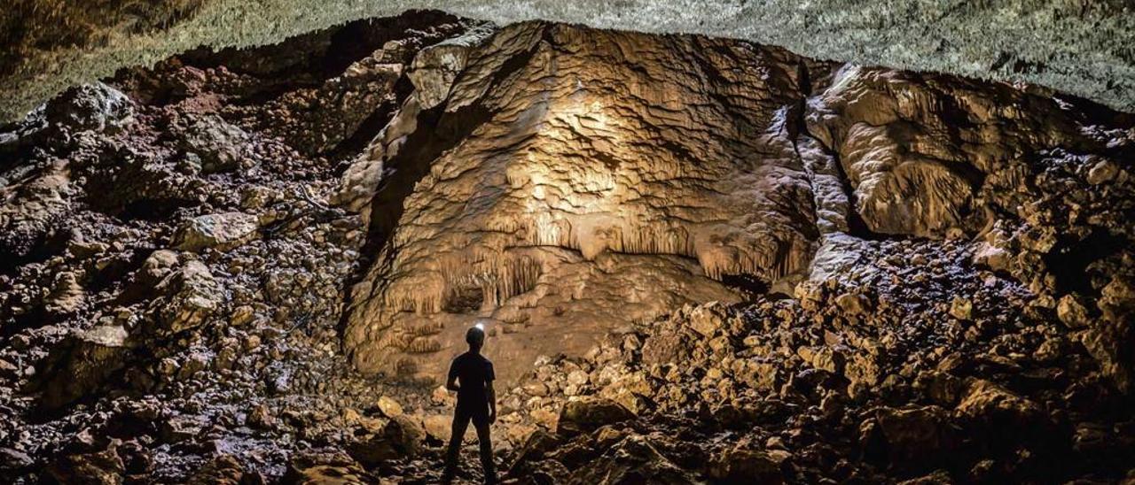Un espeleólogo en la Cova del Pont, una de las cavidades protegidas de Mallorca.