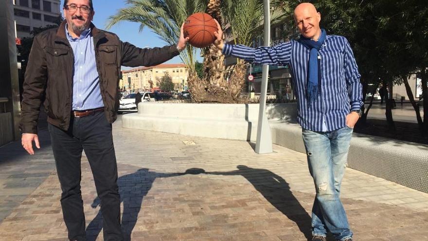 Sebas Serrano y Braulio Arias posan en la Avenida de la Libertad de Murcia.