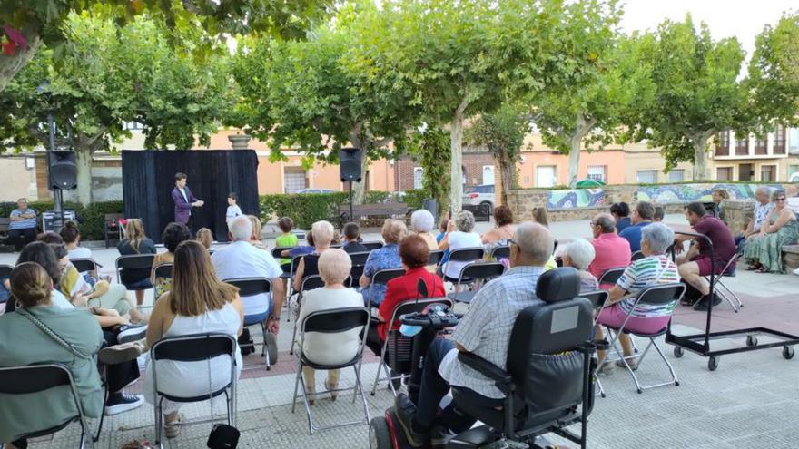 El ilusionista Rubén Díaz ‘hechiza’ a los luceneros con su espectáculo