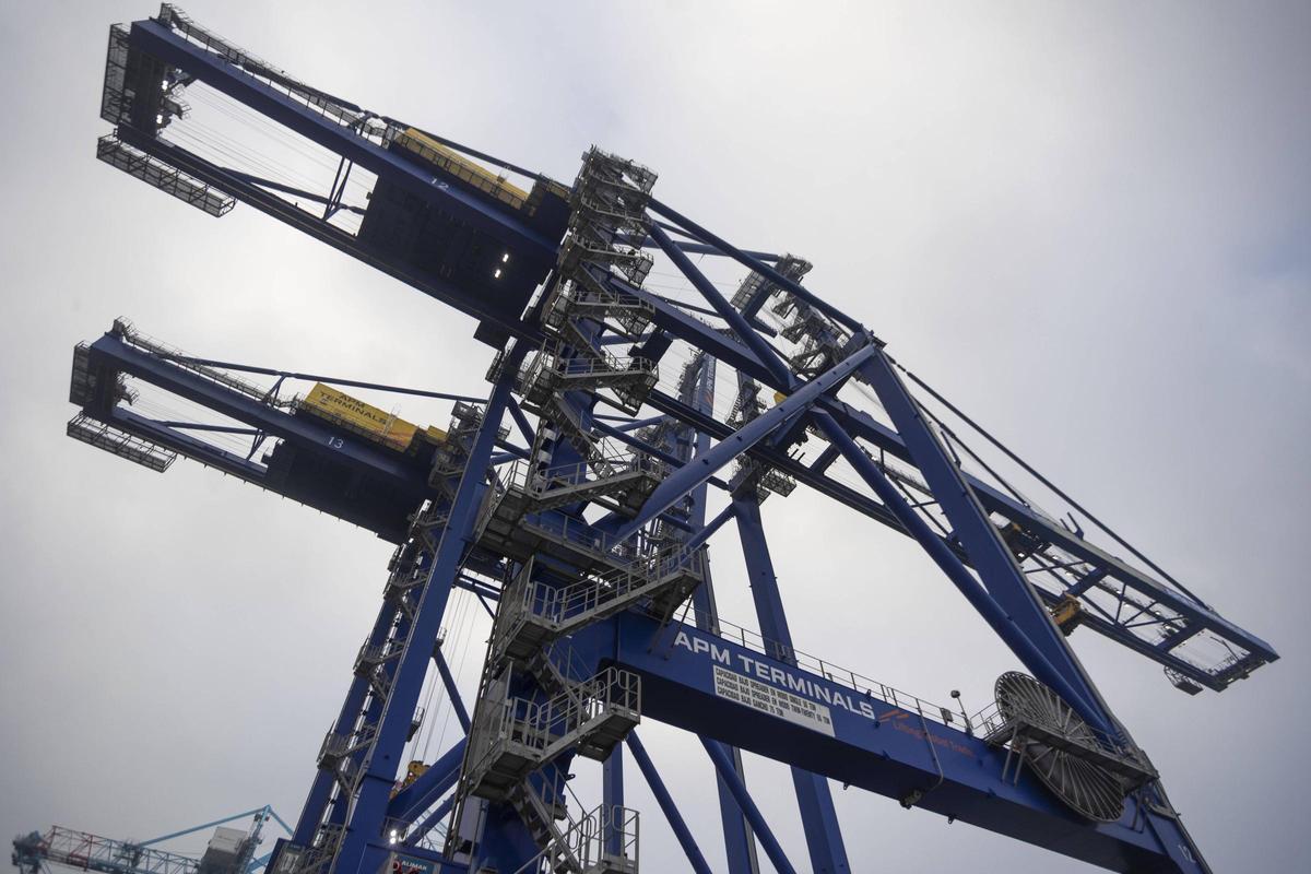 Gruas en el puerto de València