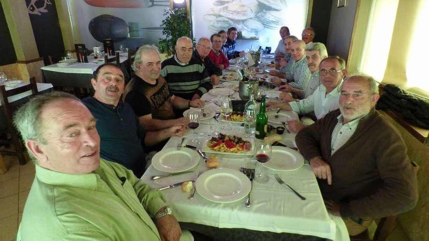 Los reunidos ayer en Granda.