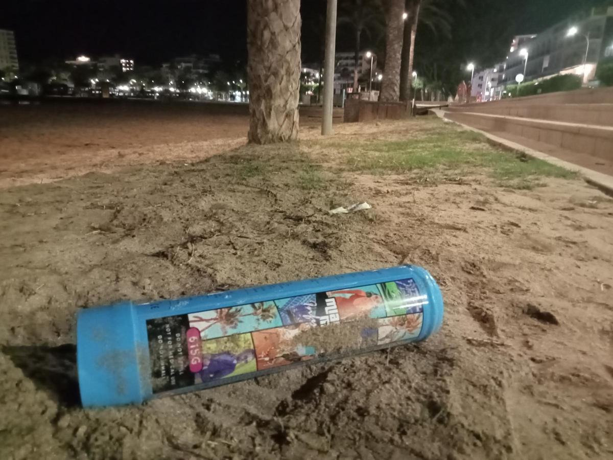 Botella óxido nitroso tirada en la playa de s'Arenal.
