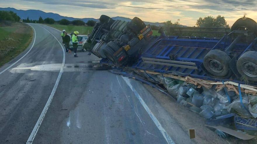 Un camió bolca a Fortià i fa tallar la GI-8594