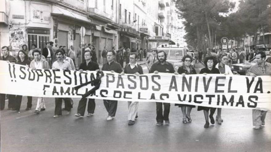 el atroz accidente sigue vivo en el recuerdo.Cabina del tren, tal y como quedó tras el accidente, una vez paró a muchos metros de distancia. f luis vidal Manifestación que se convocó el 8 de octubre desde los diversos pueblos y que confluyó en Xirivella . f Luis vidal