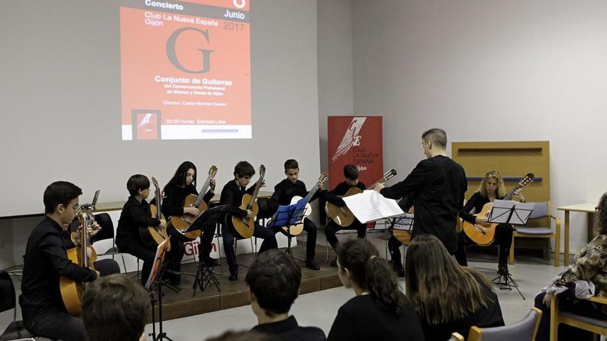 Una actuación anterior del grupo de guitarras del Conservatorio.