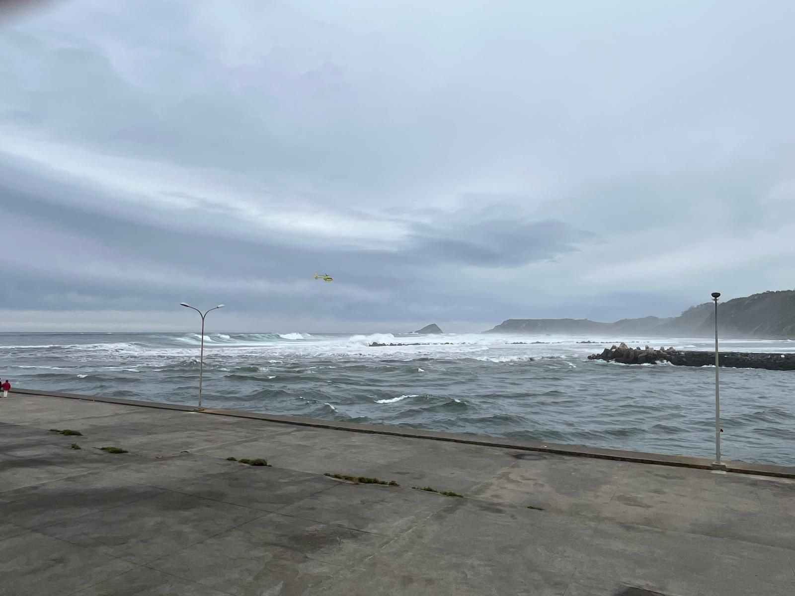 Las labores de rescate del hombre que cayó al mar en San Esteban