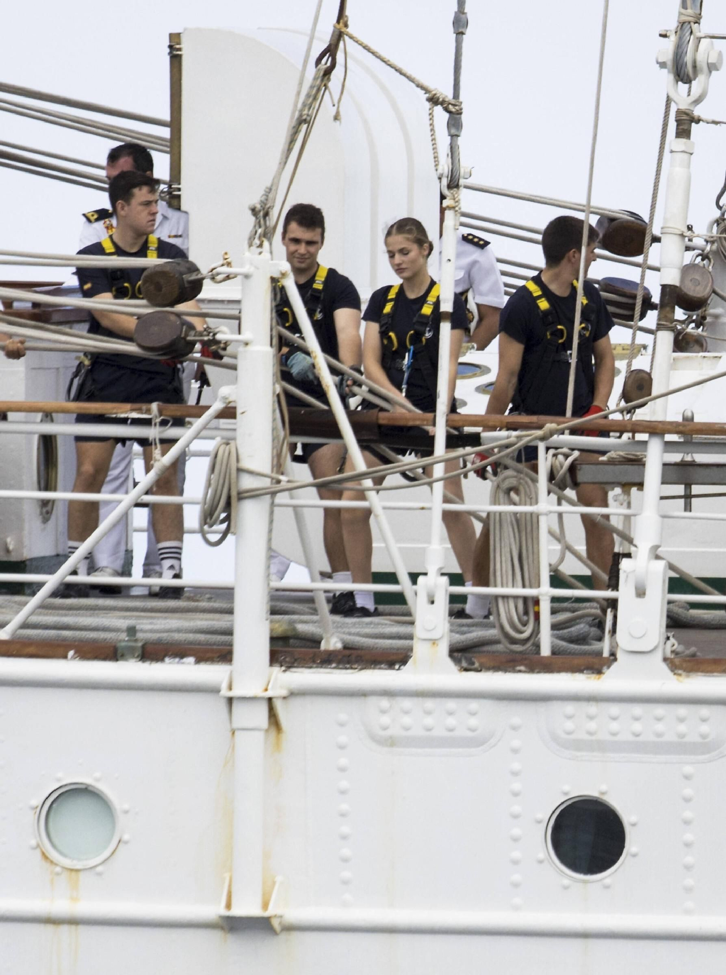 En imágenes: así se despidieron más de 40 embarcaciones del "Elcano" y la "Blas de Lezo" surcando la costa de Gijón