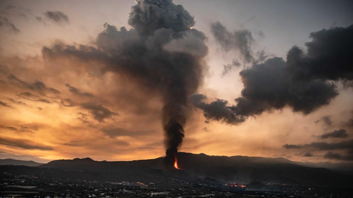 Erupción volcánica en La Palma | La lava se acerca lentamente al mar