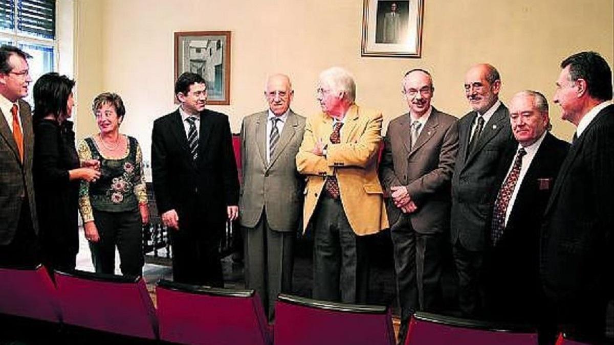 Salvador Prieto (quinto por la izquierda) en un acto de la Cámara de la Propiedad.