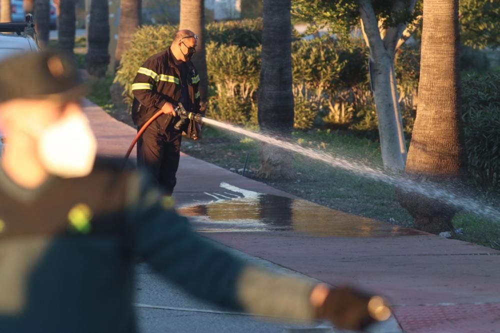 Operarios de Ayuntamiento de Cártama limpian la zona del ataque.