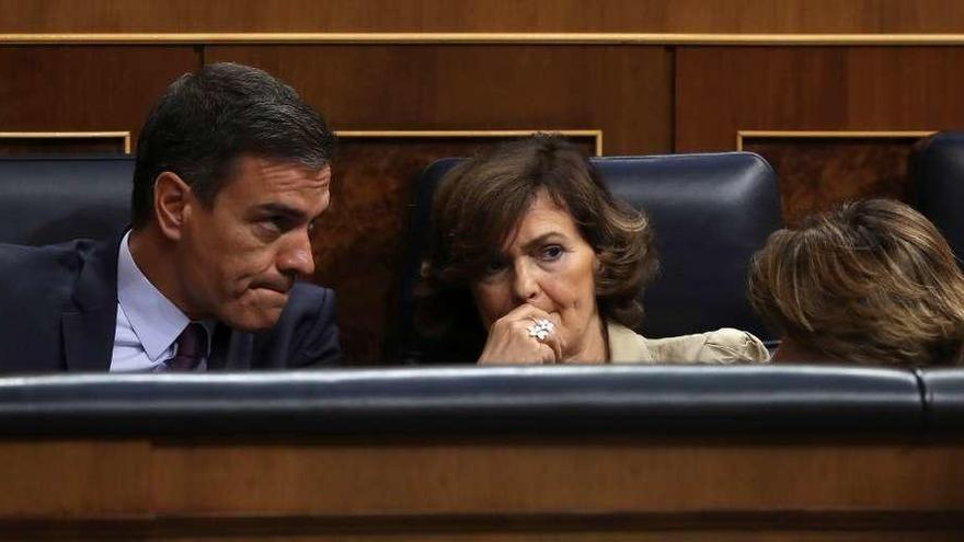 Pedro Sánchez y Carmen Calvo, ayer, durante el pleno en el Congreso sobre el &quot;Open Arms&quot;. // Efe