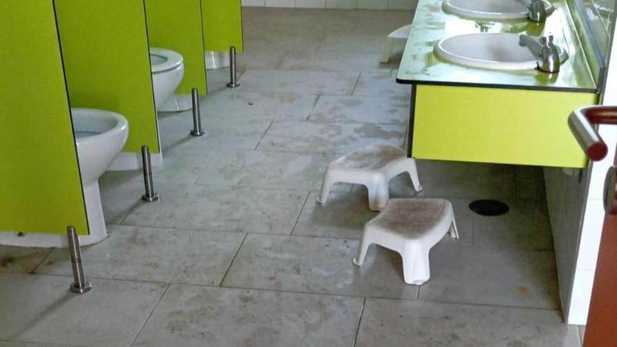 Estado dos baños dun colexio de Santiago, segundo denuncia o PP compostelán.