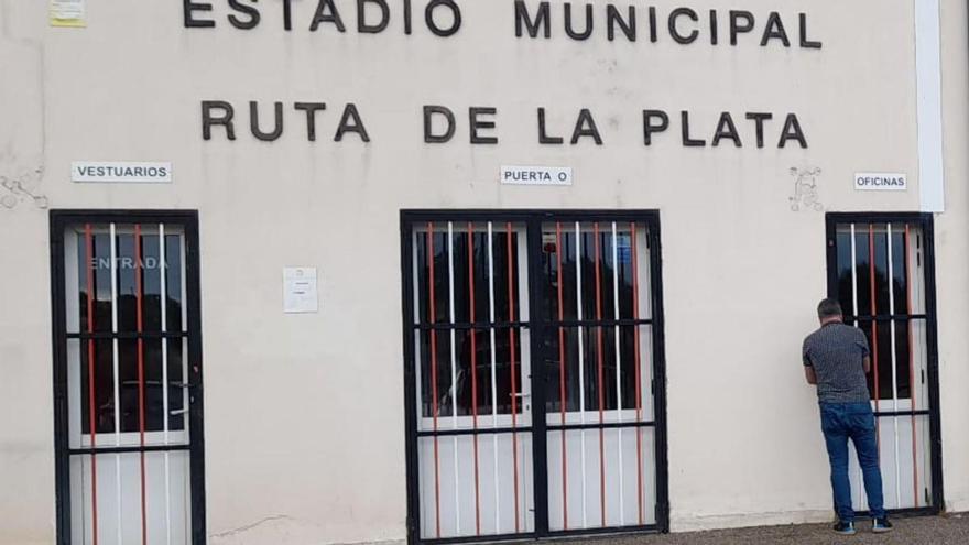 Manuel Cano, cerrando el estadio Ruta de la Plata el pasado jueves tras la asamblea de accionistas. | MLS