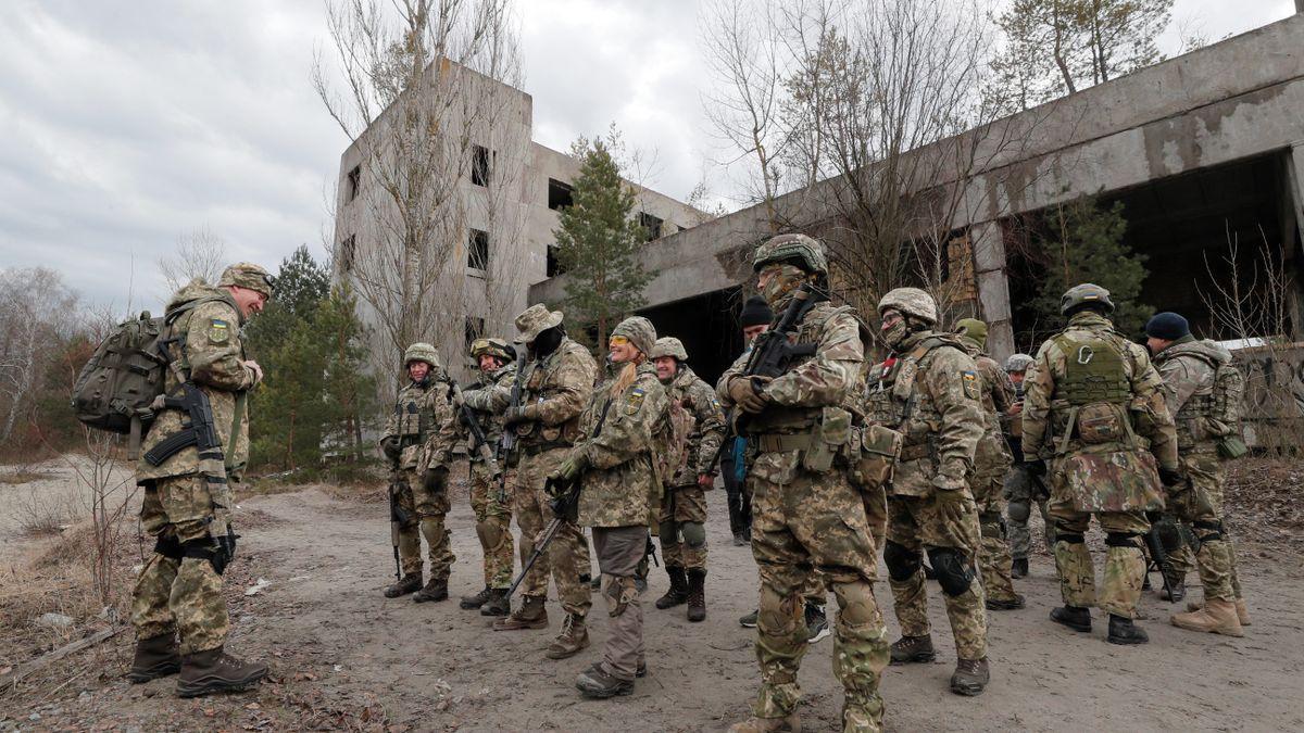 Fuerzas militares ucranianas en las inmediaciones de Kiev.