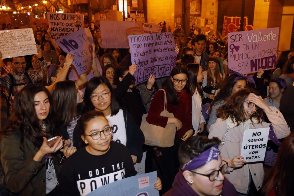 Masiva manifestación en el Día de la Mujer en València