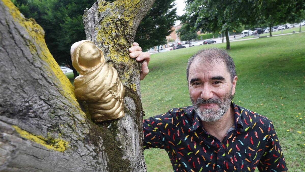 Enrique Faes en el parque de Antonio Ortega en Montevil con su "Rufo" dorado.