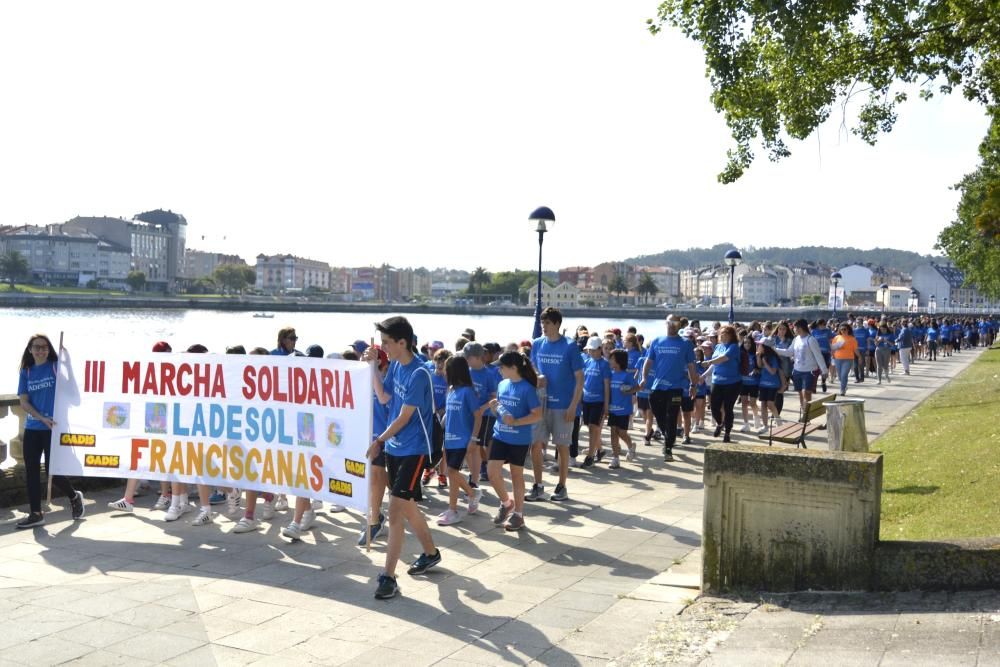 Marcha solidaria Ladesol, del colegio Franciscanas, por el paseo de O Burgo
