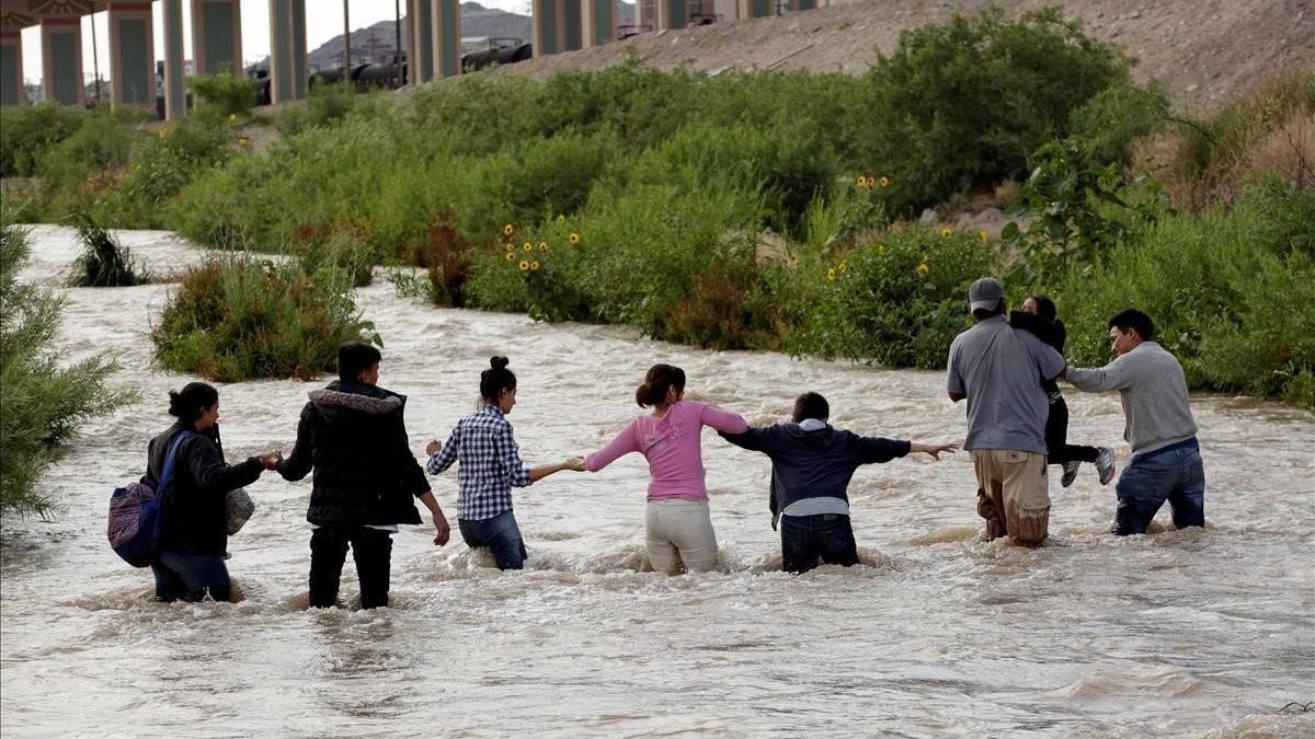 inmigrantes cruzan el Río Bravo en Estados Unidos.