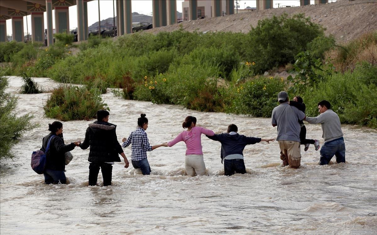 zentauroepp48739440 file photo  migrants from central america form a human chain190625213351