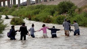 Un grupo de inmigrantes cruzan el Río Bravo en Estados Unidos.