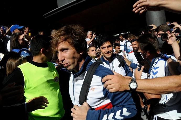 Llegada de la afición y de los equipos de CD Tenerife y de la UD Las Palmas antes de comenzar el Derbi en el estadio.