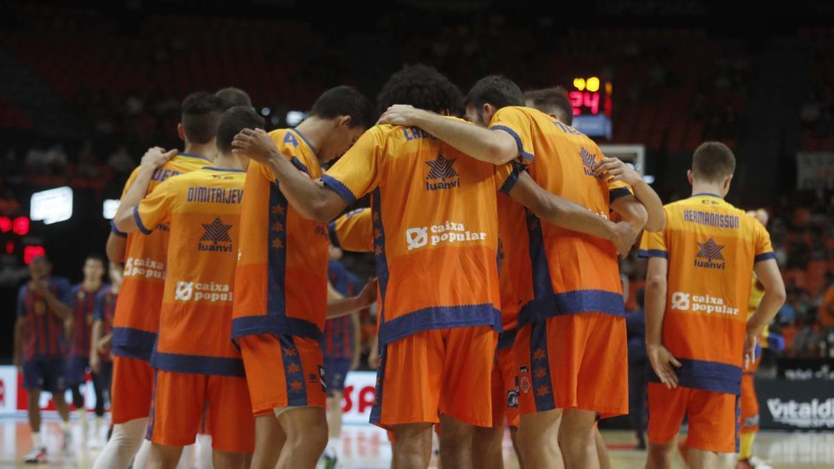 Los jugadores del Valencia Basket, en el partido ante el Baskonia en La Fonteta
