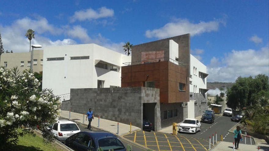 The province of Santa Cruz de Tenerife performs about 800 autopsies a year