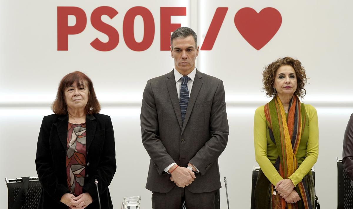 Pedro Sánchez, durante el minuto de silencio por las víctimas del accidente de Adamuz, ayer en la Ejecutiva, entre la presidenta, Cristina Narbona, y la vicesecretaria general, María Jesús Montero.