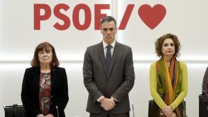 Pedro Sánchez, durante el minuto de silencio por las víctimas del accidente de Adamuz, ayer en la Ejecutiva, entre la presidenta, Cristina Narbona, y la vicesecretaria general, María Jesús Montero.