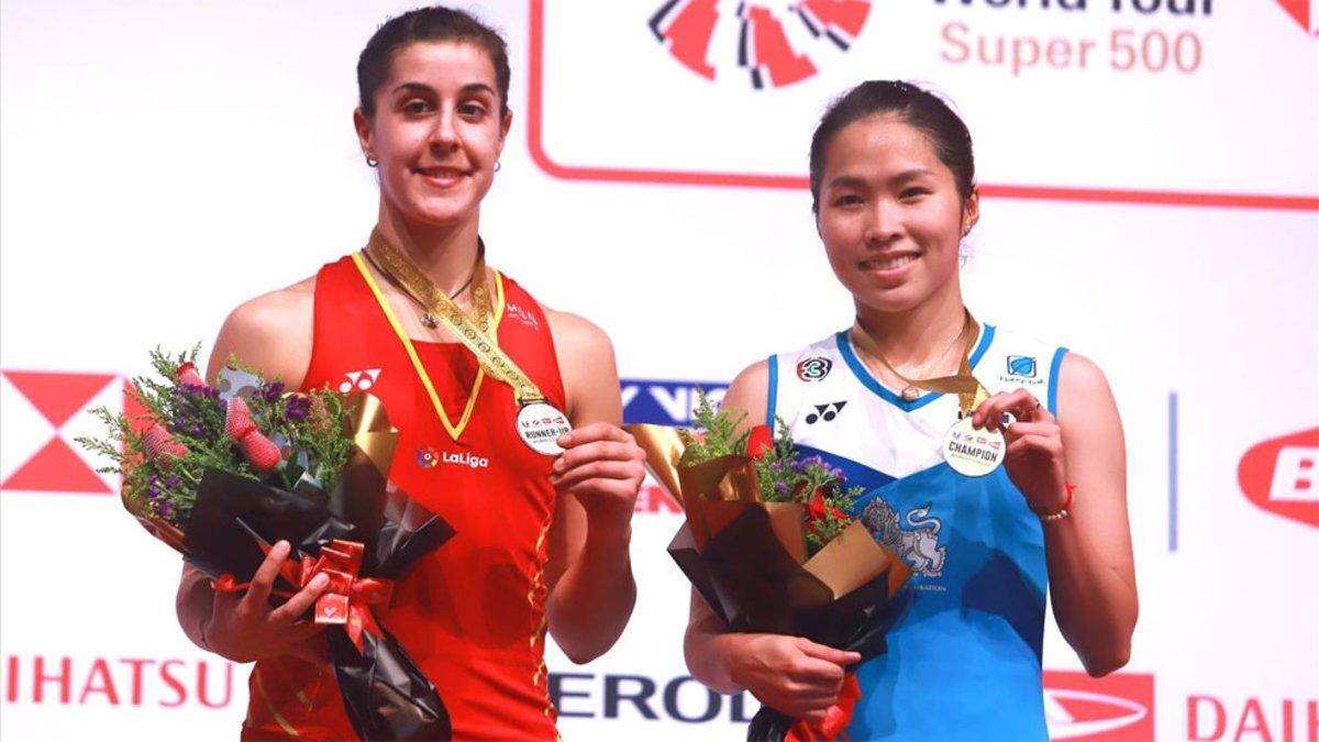 Carolina Marín posando junto a Intanon con las medallas