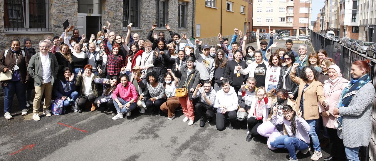 Alumnos y profesores del Centro de Educación de Personas Mayores celebran la medalla de oro, delante de su edificio.