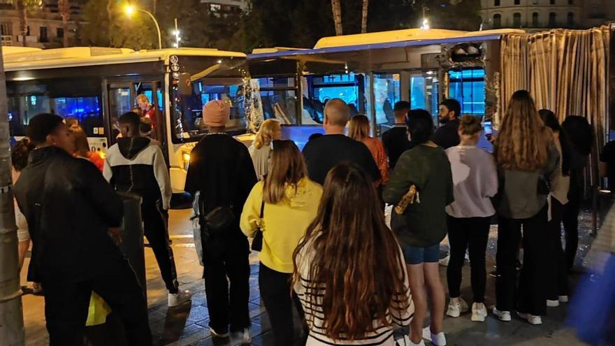 Pasajeros, junto a los dos autobuses de la EMT siniestrados.