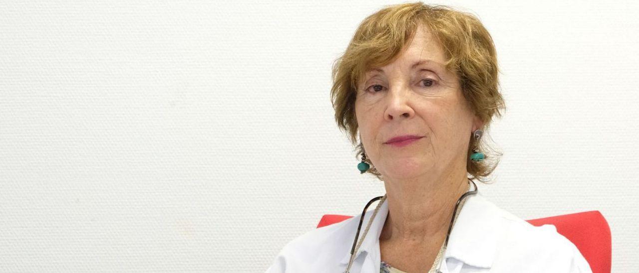 La psiquiatra Eulalia Carrato, jefa del Servicio de Salud Mental en el Departamento de Salud de Elda, en su consulta en el hospital el día de su jubilación.