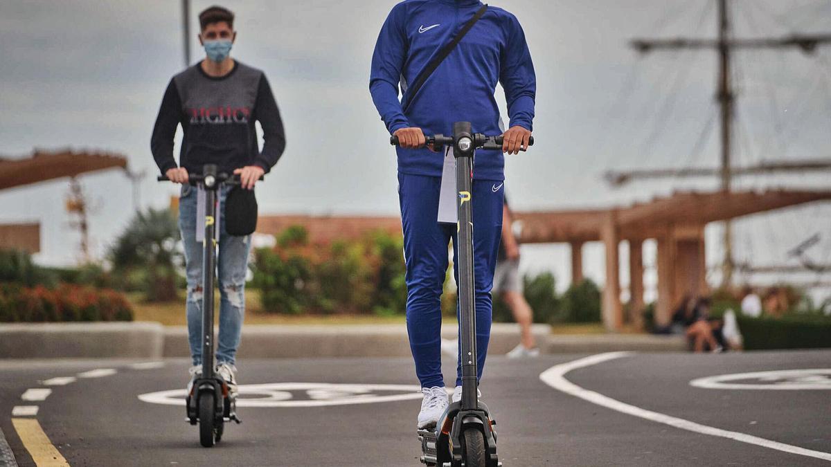 Dos jóvenes circulan en patinete por la avenida Marítima de Santa Cruz de Tenerife hace unos días.