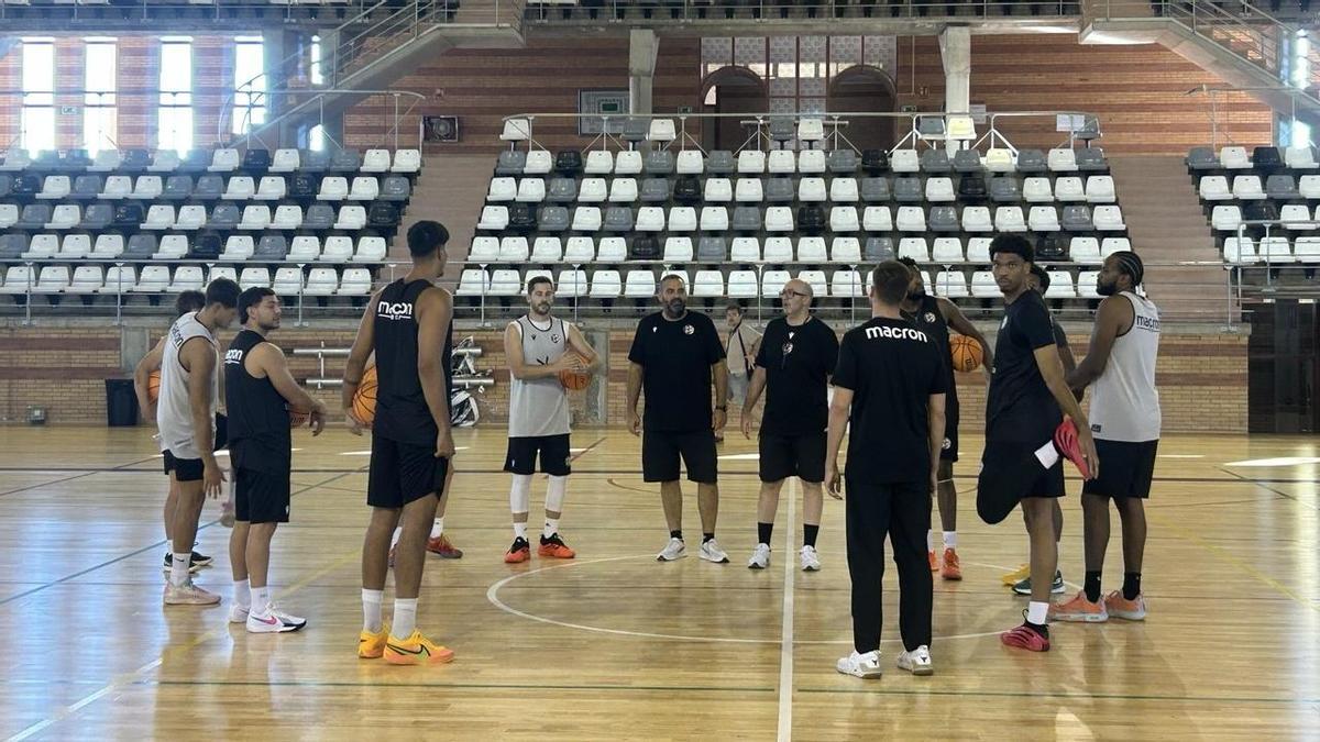 Los jugadores del BCB escuchan a Pablo Cuevas antes del inicio del entrenamiento.